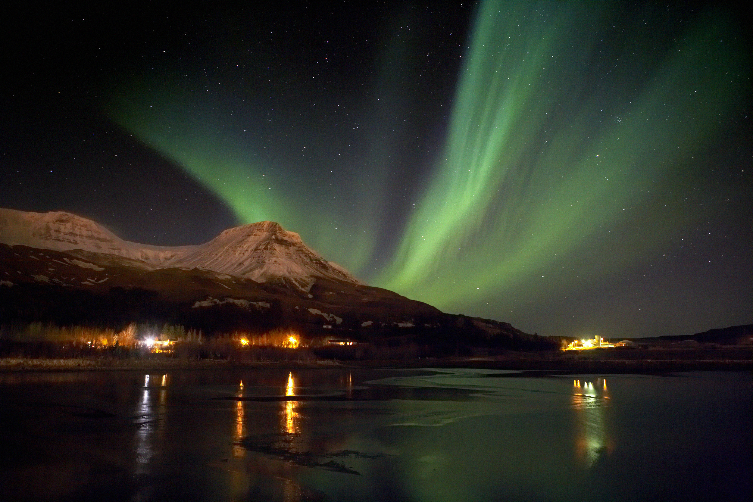 Northern. Исландия Северное сияние. Аврора бореалис в Исландии. Рейкьявик Северное сияние. Полярное сияние Исландия.