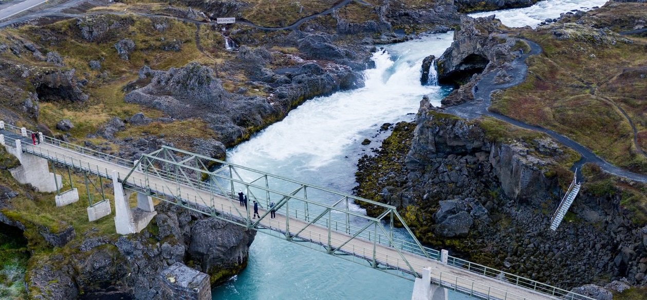 Gamla brúin yfir Skjálfandaflót við Fosshól, skammt neðan Goðafoss. 
-Mynd: Íslandsstofa