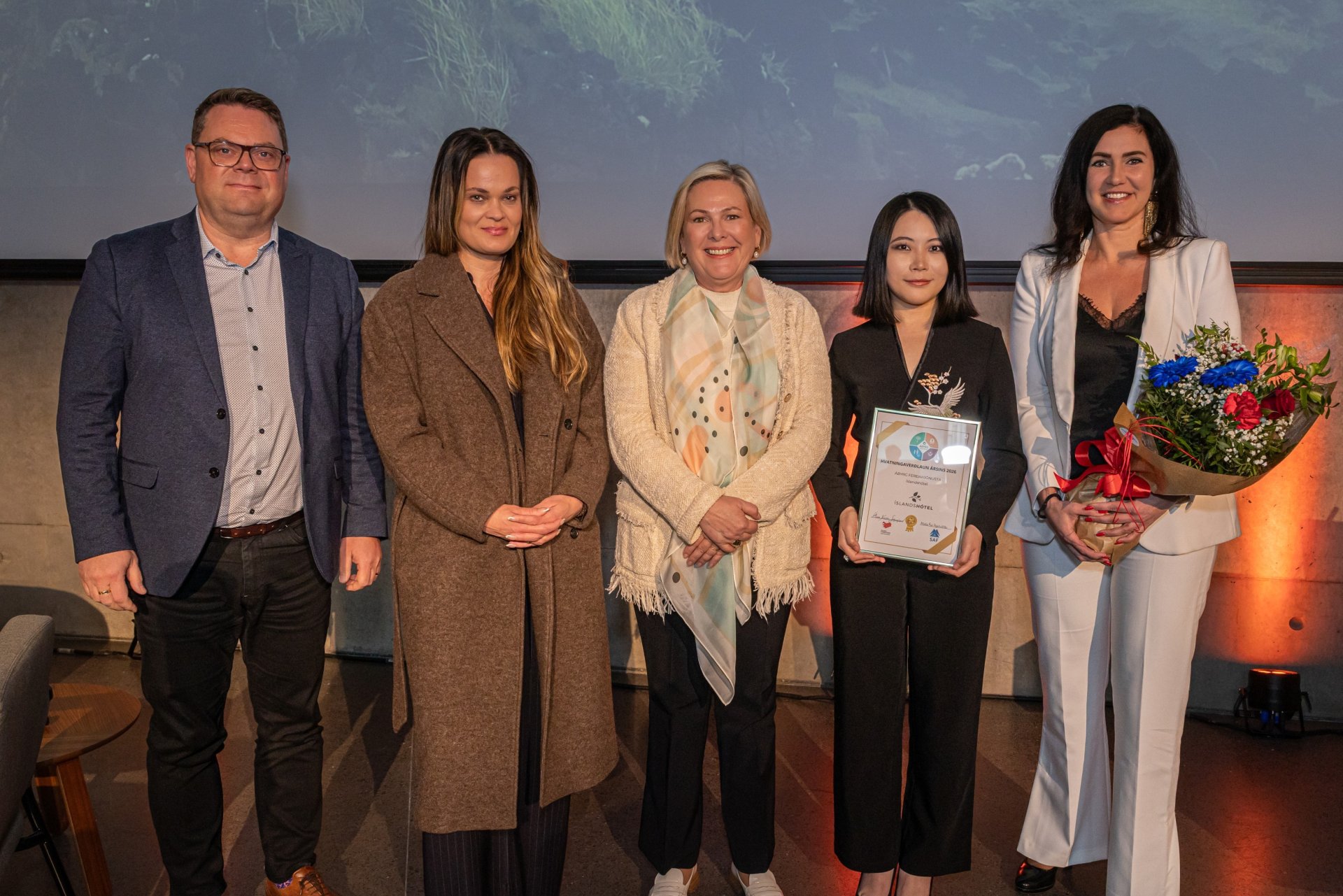 Frú Halla Tómasdóttir, forseti Íslands, afhenti Íslandshótelum verðlaunin.
