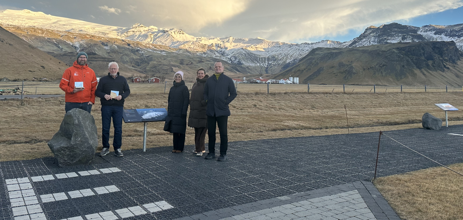 Frá afhendingu verðlaunanna við Þorvaldseyri í dag. Frá vinstri: Jóhannes Marteinn Jóhannesson, fors…