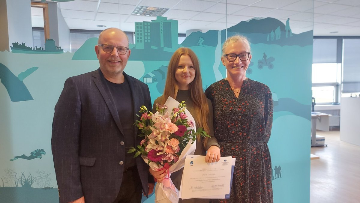 Guðrún Þóra Gunnarsdóttir forstöðumaður RMF og Pétur Óskarsson formaður SAF afhentu Juliu verðlaunin…