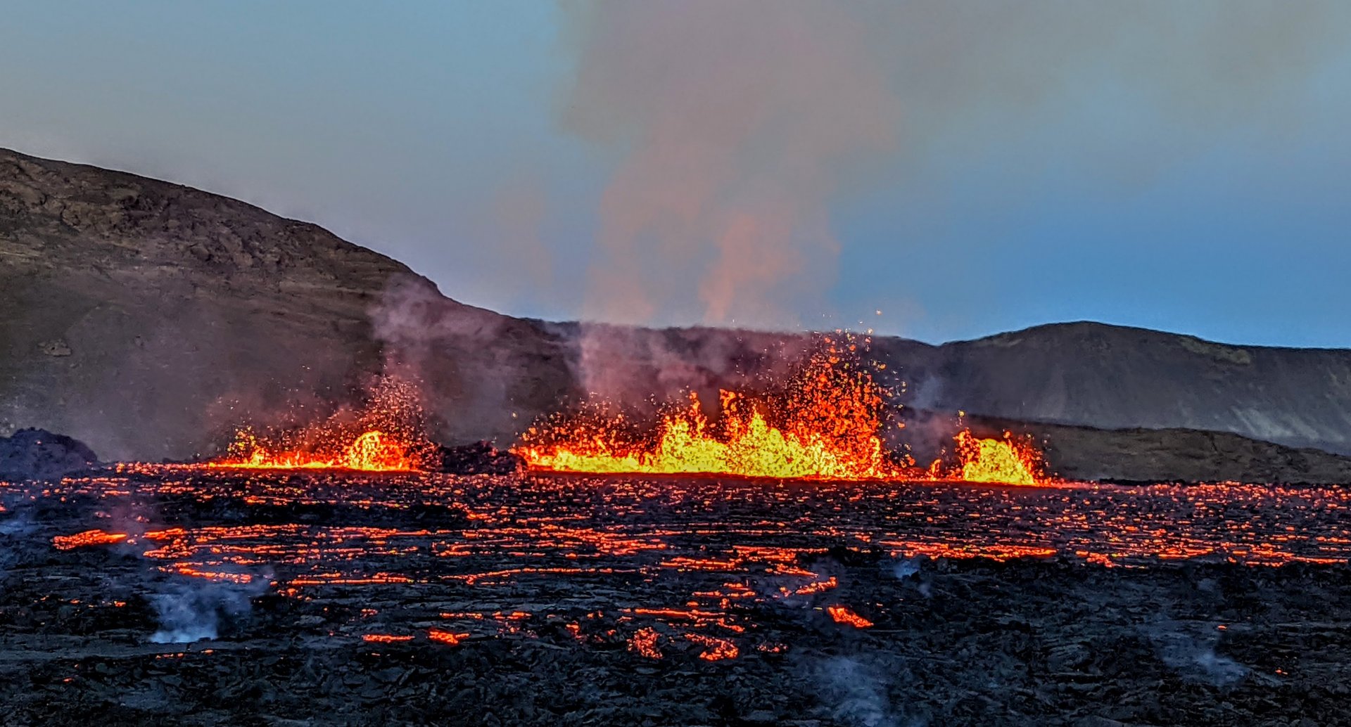 Fjölmargir ferðamenn hafa lagt leið sína að gosinu sem nú stendur yfir í Merardölum. -Mynd: Arnar Bi…