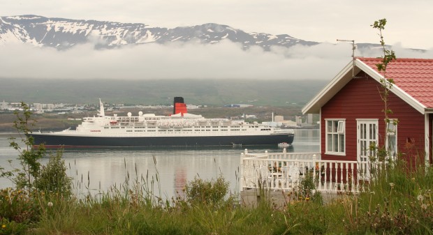 Skemmtiferðaskip siglir inn Eyjafjörð.