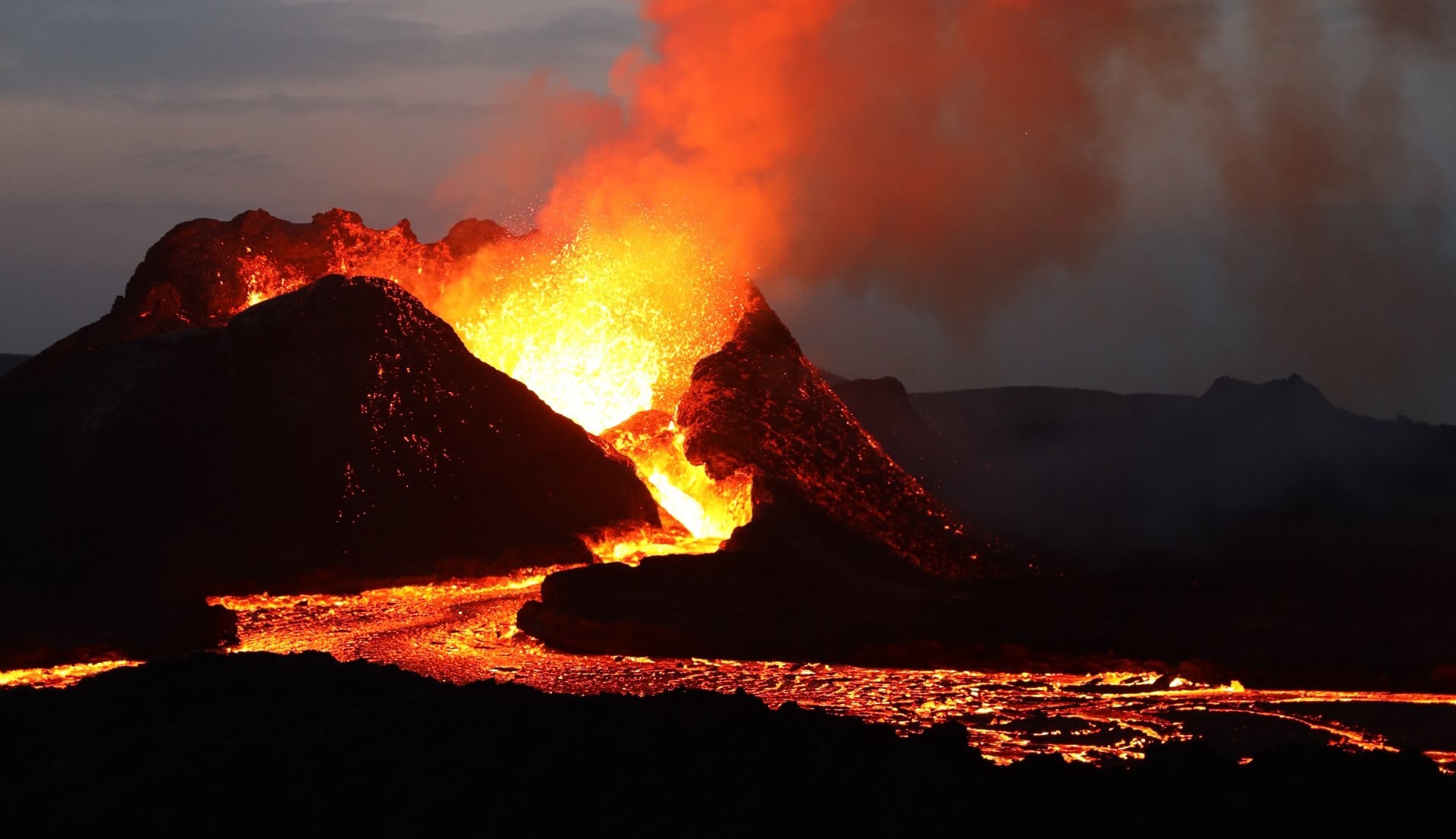 Eldgosið í Geldingadölum dregur daglega að sér fjölda fólks. Mynd: Toby Elliott á Unsplash.