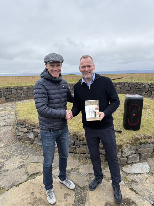 Arnar Már Ólafsson ferðamálastjóri afhenti Pétri Arasyni, sveitarstjóra í Húnbyggð, verðlaunagripinn…