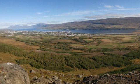 Mynd: Sér yfir Akureyri og út Eyjaförð.