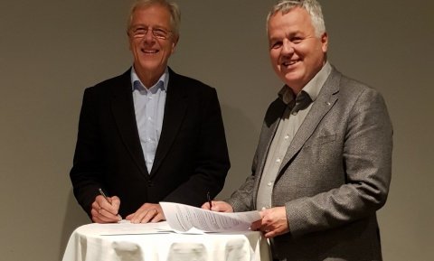Skarphéðinn Berg Steinarsson, ferðamálastjóri og Reynir Kristinsson, stjórnarformaður Kolviðar, undirrita samninginn.
