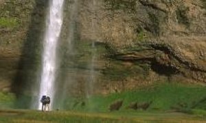 Menn við foss 2
