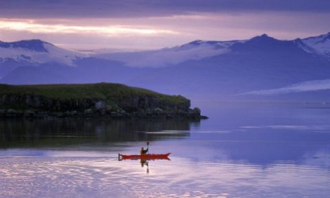 Myndirnar tengist siglingu á kajak eða kanó