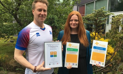 Bjarki Þorláksson framkvæmdastjóri og Bryndís Eir Kristinsdóttir rekstrarstjóri með viðurkenningu Vakans.