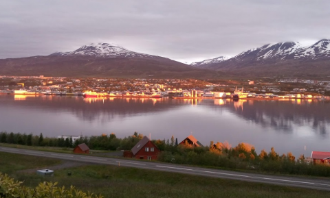 Mynd: Sér yfir Akureyri.