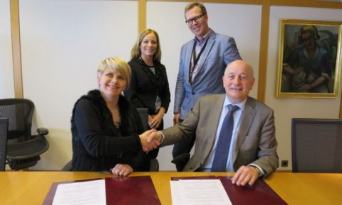 Samningurinn handsalaður í dag.