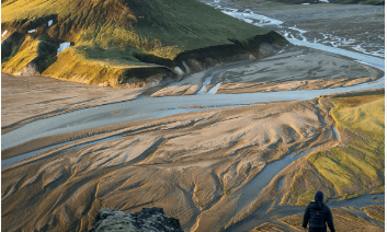 Forsíðu skýrslunnar prýðir mynd frá Íslandi.