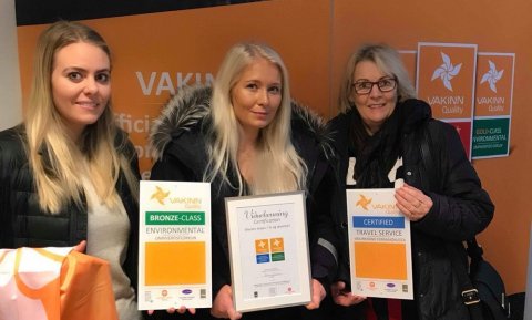 Unnur Jónasdóttir, Bjarney Bjarnadóttir og Jóna Ingólfsdóttir með viðurkenningar Vakans.