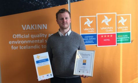 Ólafur Óli rekstrarstjóri Guide to Iceland með viðurkenningar Vakans.