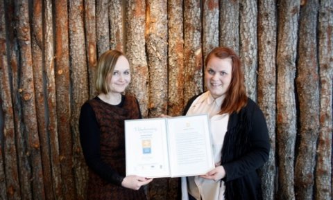 María Erlendsdóttir og Hafdís Þóra Hafþórsdóttir há Iceland Guest með viðurkenningu VAKANS.