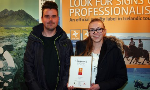 Ragnar Freyr Olsen og Vildís Björk Bjarkadóttir veittu viðurkenningu Vakans viðtöku.