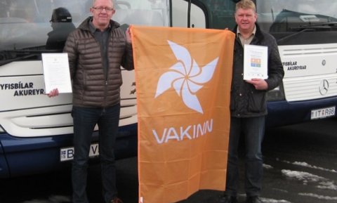 Bergþór Erlingsson markaðsstjóri (t.v.) og Gunnar M. Guðmundsson framkvæmdastjóri með VAKA-fánann.