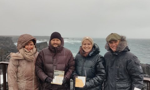 Við afhendingu verðlaunanna. Frá hægri: Arnar Már Ólafsson ferðamálastjóri, Þuríður H. Aradóttir Braun forstöðukona frá Áfangastaðastofu Reykjaness, Daníel Einarsson verkefnastjóri Reykjanes Jarðvangs og Guðrún Dóra Brynjólfsdóttir verkefnastjóri Ferðamálastofu