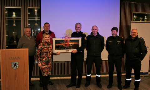 Frá afhendingu verðlauna. Lilja Dögg Alfreðsdóttir afhendir Úlfari Lúðvíkssyni lögreglustjóra mynd af ferðamönnum við eldgosið í Fagradalsfjalli
