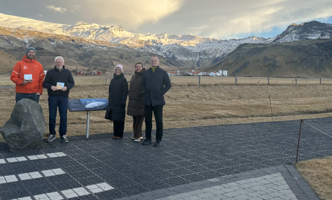 Frá afhendingu verðlaunanna við Þorvaldseyri í dag. Frá vinstri: Jóhannes Marteinn Jóhannesson, forstöðumaður Kötlu jarðvangs; Ólafur Eggertsson, bóndi á Þorvaldseyri; Árný Hrund Svavarsdóttir, úr sveitarstjórn Rangárþings eystra og frá Ferðamálastofu þau Guðrún Dóra Brynjólfsdóttir og Snorri Valsson