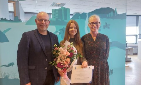 Guðrún Þóra Gunnarsdóttir forstöðumaður RMF og Pétur Óskarsson formaður SAF afhentu Juliu verðlaunin.