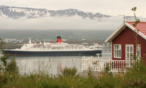Skemmtiferðaskip siglir inn Eyjafjörð.
