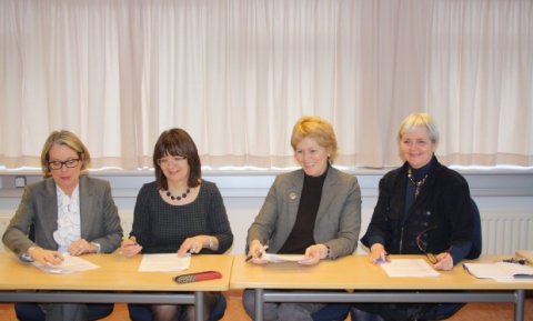 Frá undirritun samstarfssamnings.