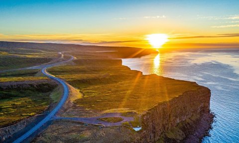 Hingsbjarg á austanverðu Tjörnesi.      -Mynd: Markaðsstofa Norðurlands