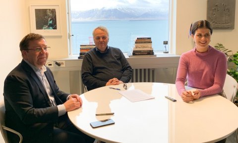 Frá undirritun samnings í dag. Talið frá vinstri: Pétur Þ. Óskarsson, framkvæmdastjóri Íslandsstofu, Skarphéðinn Berg Steinarsson, ferðamálastjóri og Þordís Kolbrún Reykfjörð Gylfadóttir, ferðamálaráðherra.