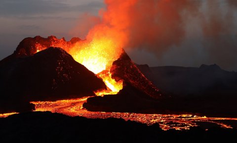 Eldgosið í Geldingadölum dregur daglega að sér fjölda fólks. Mynd: Toby Elliott á Unsplash.