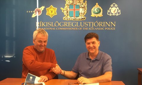 Skarphéðinn Berg Steinarsson ferðamálastjóri og Haraldur Johannessen ríkislögreglustjóri undirrituðu áætlunina.