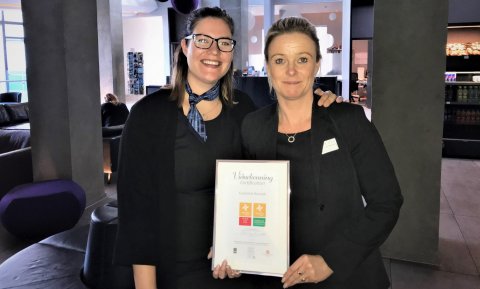 Erla Torfadóttir og Eyrún Torfadóttir með viðurkenningu Vakans.