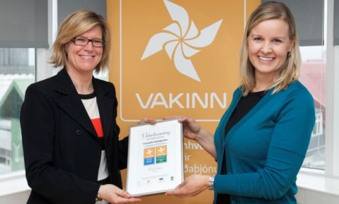 Kristveig Sigurðardóttir og Ólöf Ýrr Atladóttir með viðurkenningu Vatnajökulsþjóðgarðs.